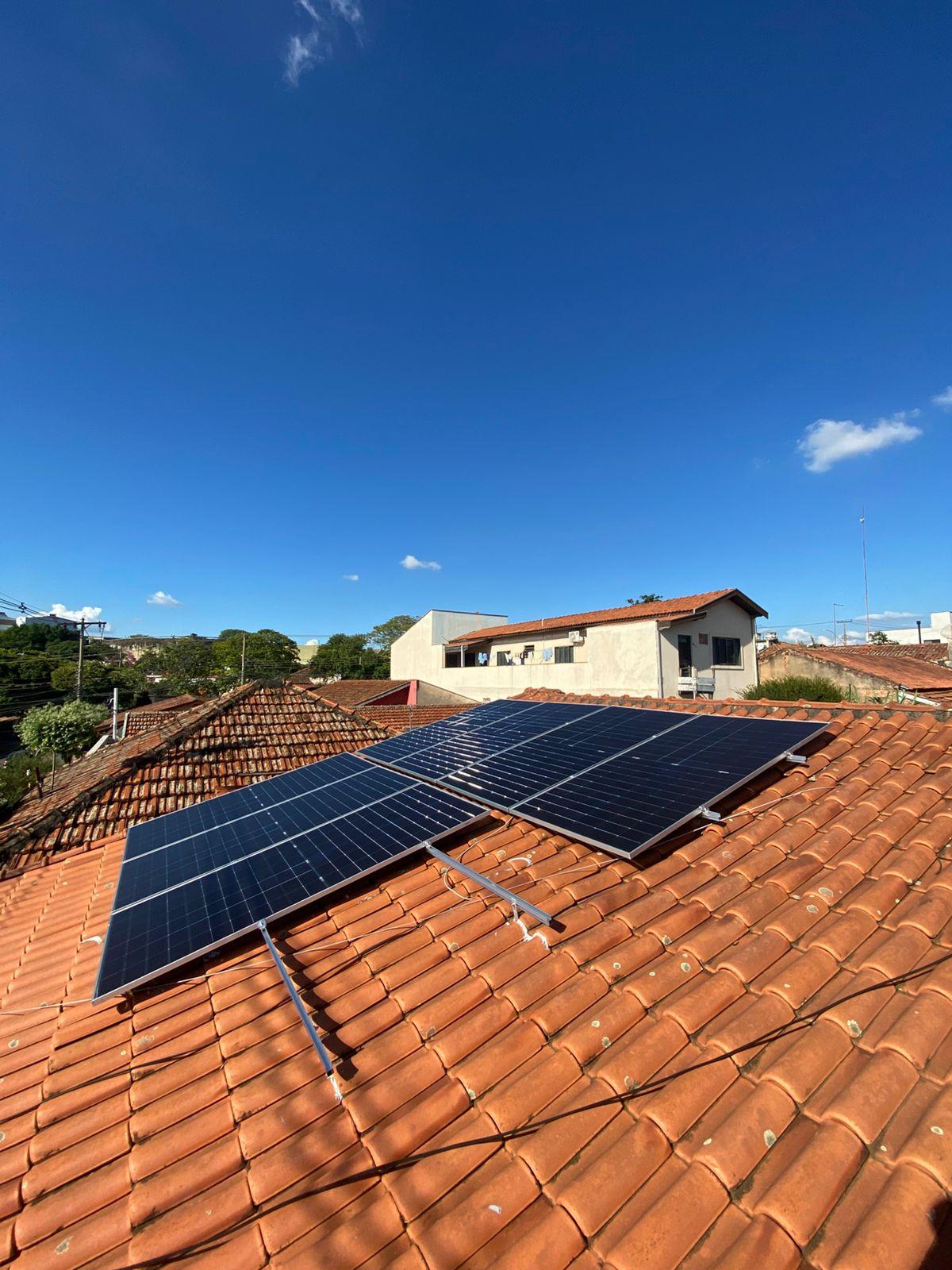 Painel solar fotovoltaico instalado em estrutura metálica sobre telhado
