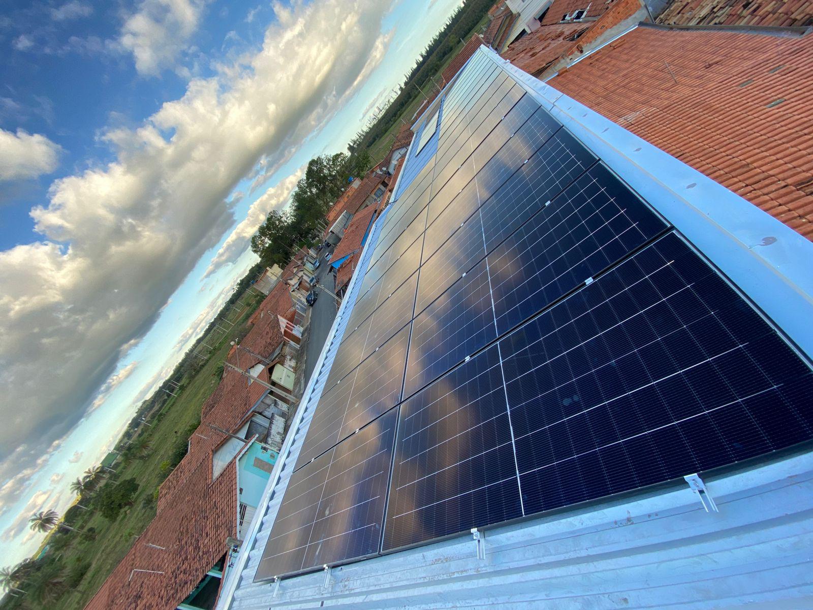 Instalação concluída de sistema solar com garantia de 25 anos